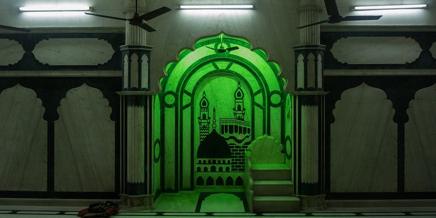 A picture of Masjid-e-Rahmania’s calm interior and unique design in Bowbazar.