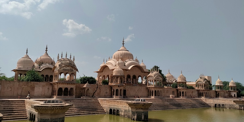 the soothing view of kusum sarovar in mathura for every traveller to visit and explore.