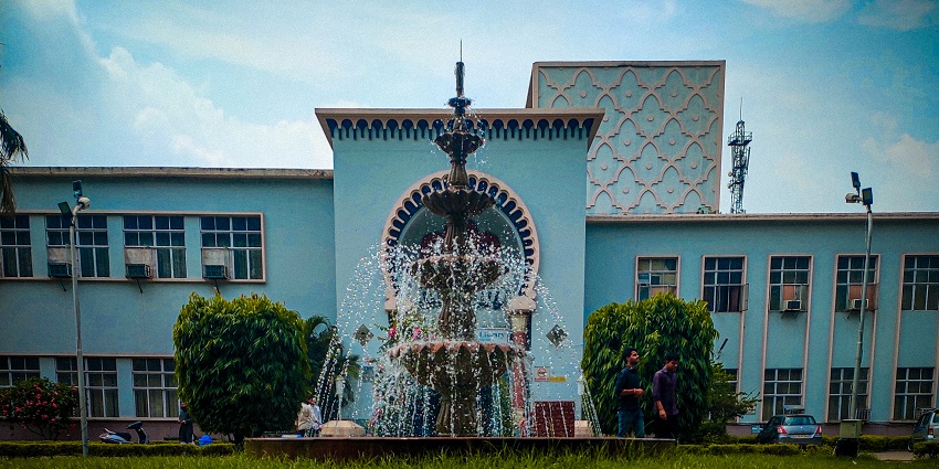 A picture of an expansive library with rare books; a top educational place to visit in Aligarh.