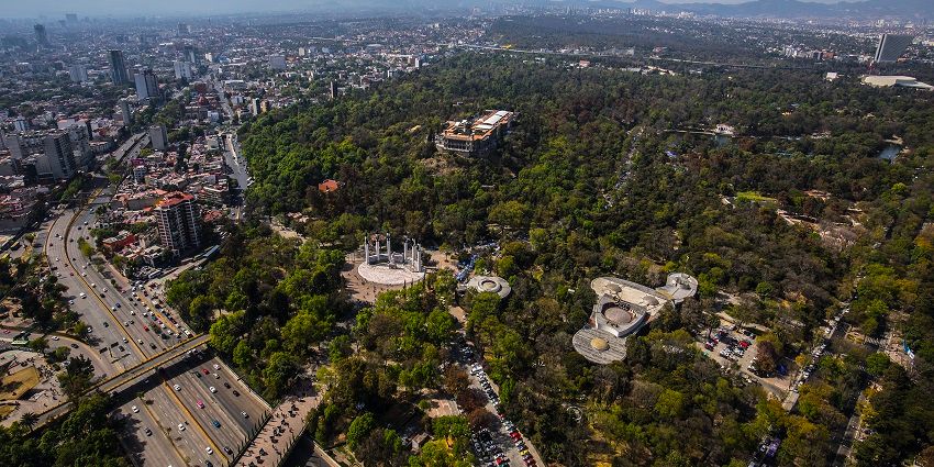 A picture of romantic dining spots and cultural landmarks in Mexico City, perfect for couples