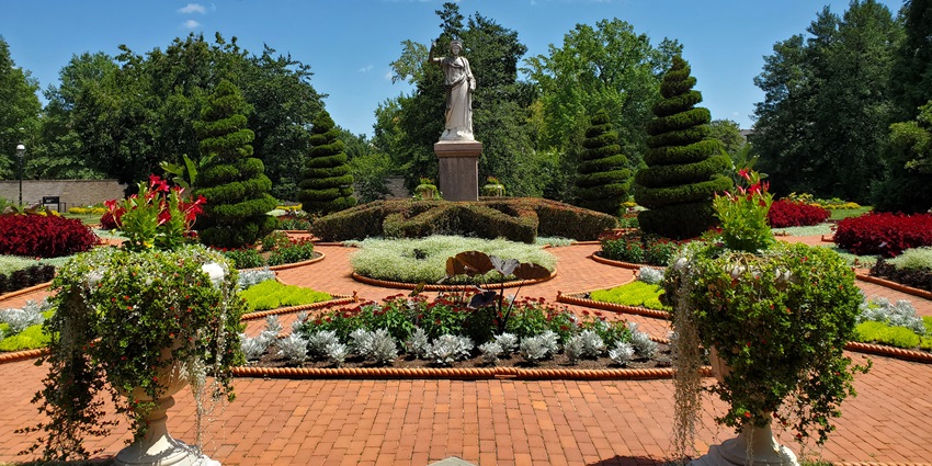A picture of a beautiful garden in Missouri with stunning greenery and flowers blooming all around