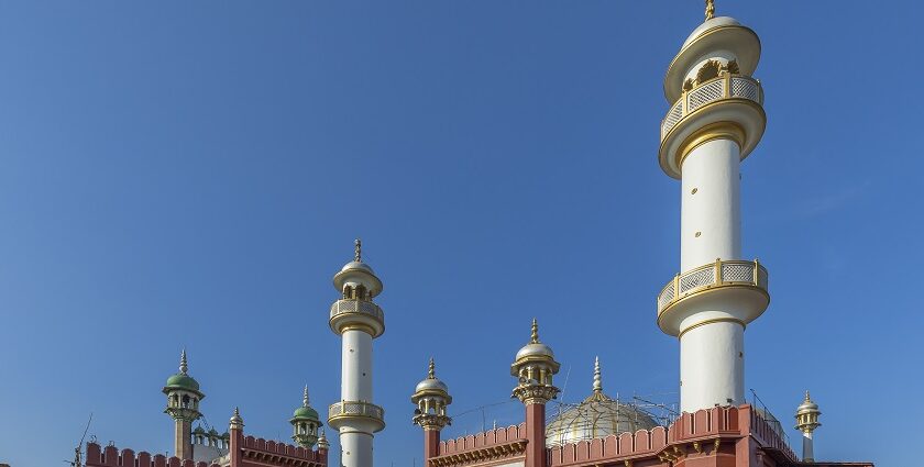 A picture of one of the mosques in Kolkata showcasing their cultural significance.