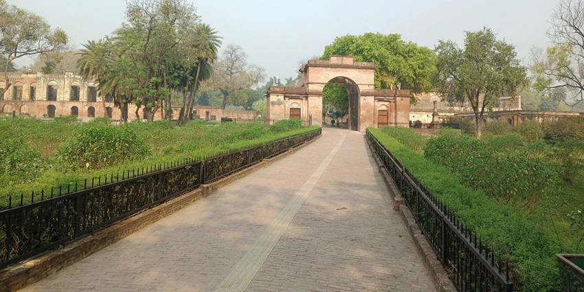 Moti Mahal is one of the best places to visit near Lucknow within 50 km for travellers.