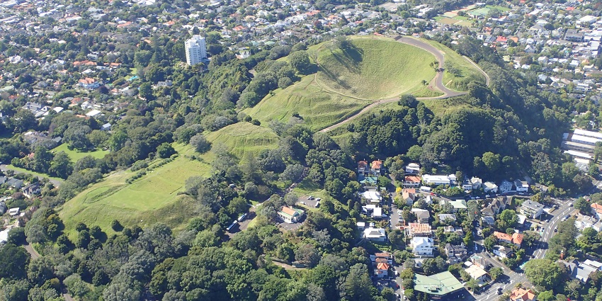 The enchanting Mt.Eden Summit where visitors enjoy the scenery in Auckland, New Zealand