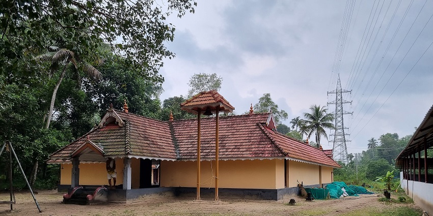 A picture of the entrance of a traditional Hindu temple located in Kolkata