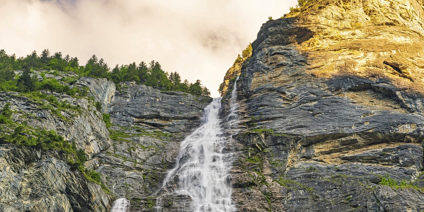 Image of Tall, dramatic waterfall descending in multiple tiers near Mürren