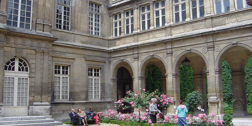 Musée Carnavalet Museum dedicated to the history of Paris with historic artifacts.