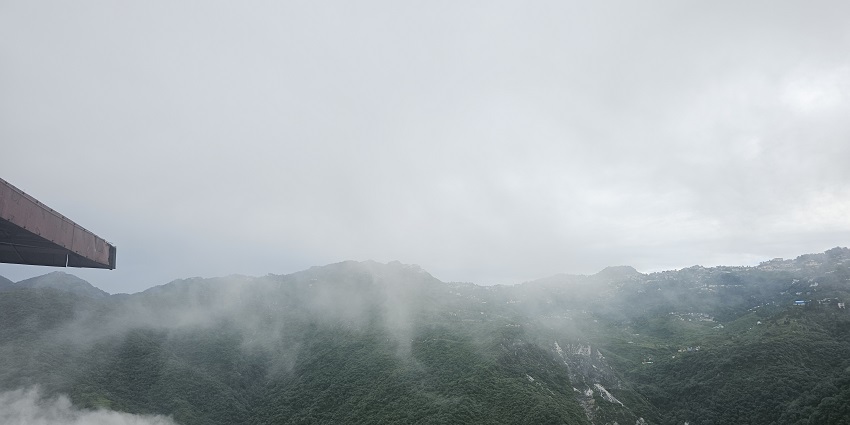 A picture of Mussoorie Hills, one of the most relaxing hill stations near Vrindavan.