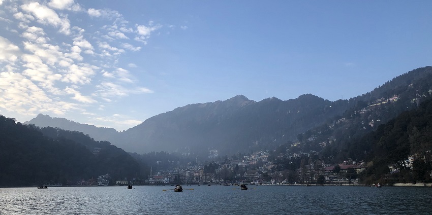 A picture of Nainital's serene lake, one of the finest places to visit near Bareilly.