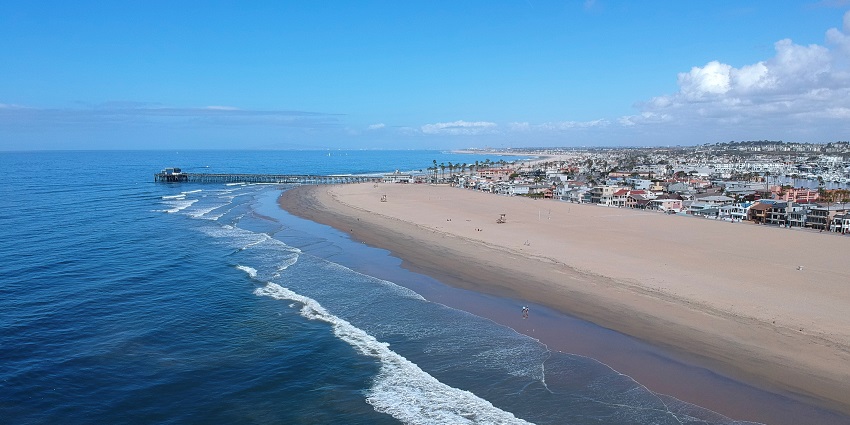 An image of Newport Beach, a famous beach in Orange County.