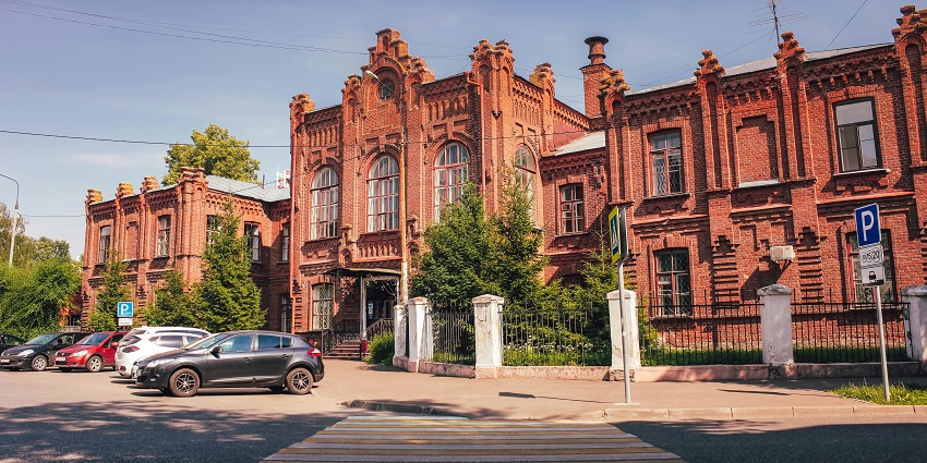 The bustling shopping street with boutiques, restaurants, and historic buildings.