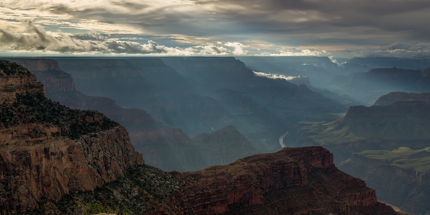 Sun rays at Hopi Point, a popular tourist attraction near Grand Canyon National Park.