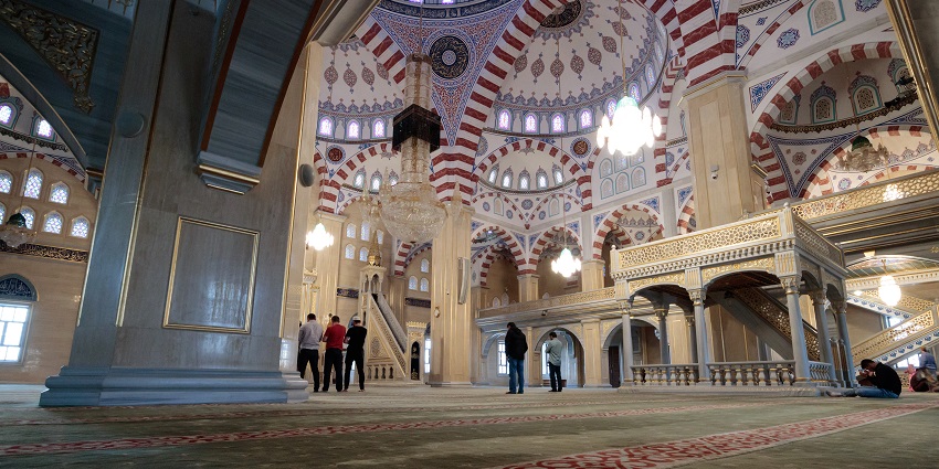 An image of the prayer hall in Tipu Sultan Mosque, showcasing its spiritual atmosphere.