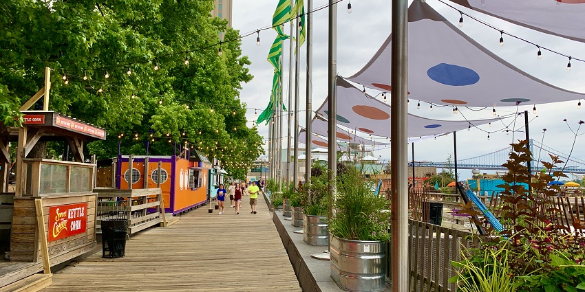 A picture of a cosy setting at Spruce Street Harbor Park located along the Delaware River.