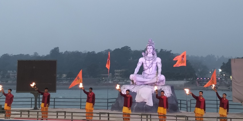 Image of popular Shiva statue in Rishikesh and devotees doing aarti