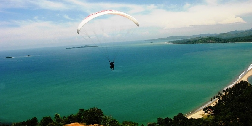 An image of essential tips for paragliding in Kalimpong, including charges and best times