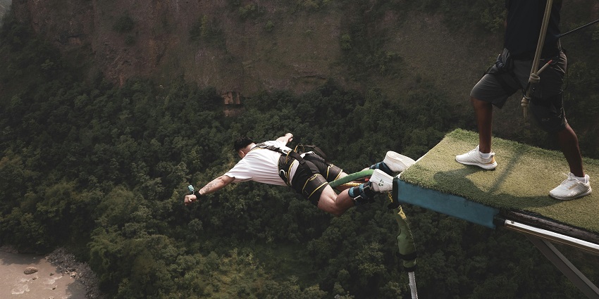 A picture illustrating that Kolad Bungee Jumping charges based on packages.