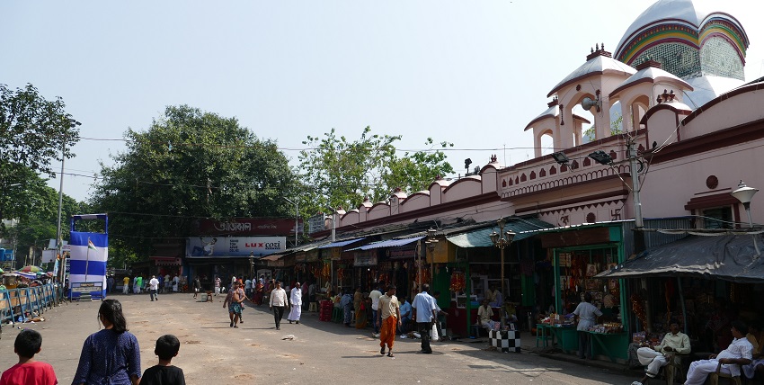 An image of Kalighat Temple visitors, including attire, crowd levels, and local customs.