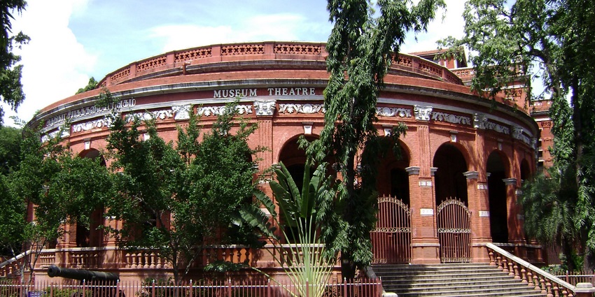 An image of some local shops and eateries in the vicinity of Malda Museum.