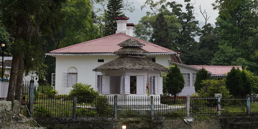 A cottage in front of Rabindra Bhavan, Mungpoo, near the Shantiniketan Museum.