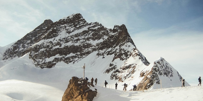 A view highlighting essential tips like carrying cash while visiting Sandhan Valley trek.