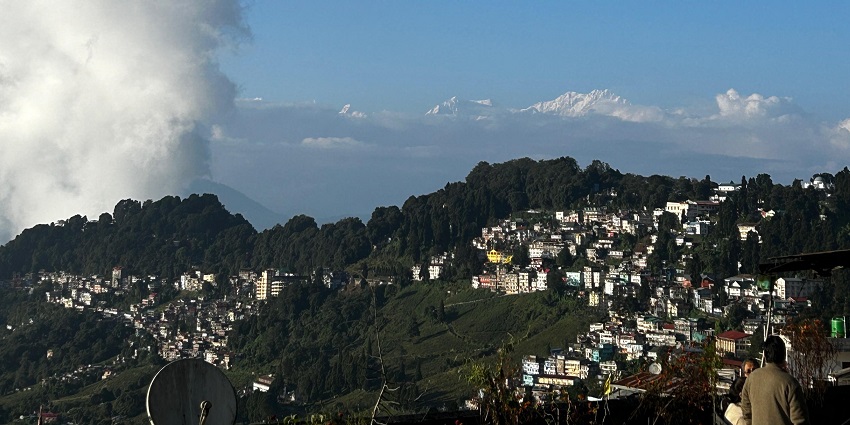 Darjeeling, the queen of hills, is a sight to behold with its tiny archaic houses and lush green landscape.