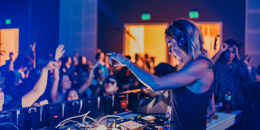Luxurious Parisian club offering top-tier entertainment and vibrant nightlife.
