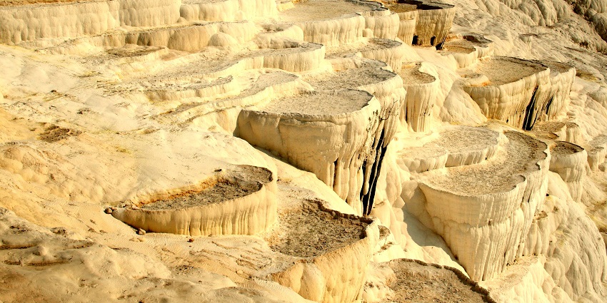 White mineral-rich terraces with thermal waters and breathtaking natural beauty.
Frank K.