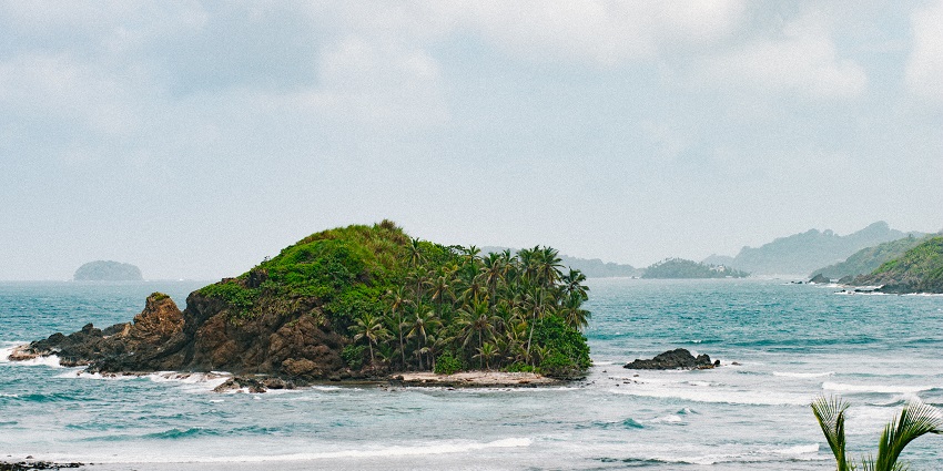 An amazing image of turquoise waters and sandy beaches of the San Blas Islands, Panama.