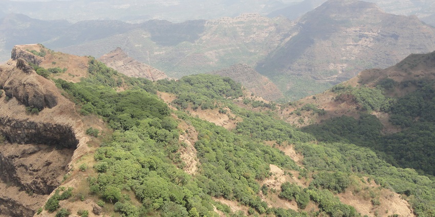 An image of the misty mountains from the hill stations of Panchgani and Mahabaleshwar.