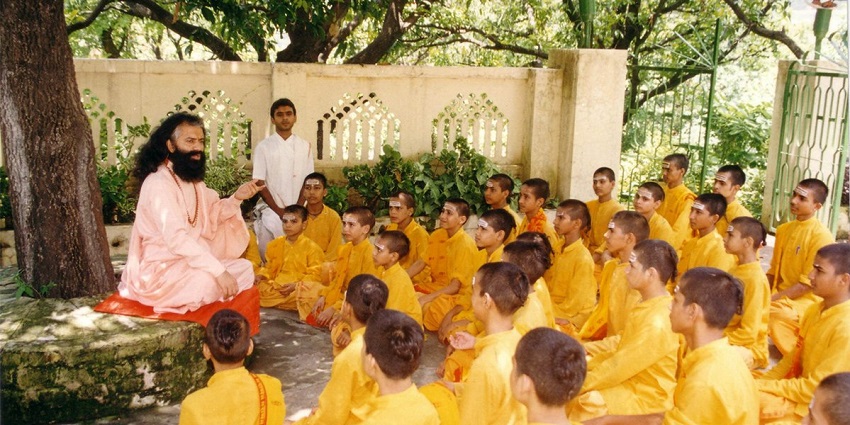 The biggest ashram in Rishikesh is a must-visit near Neelkanth Mahadev Temple.