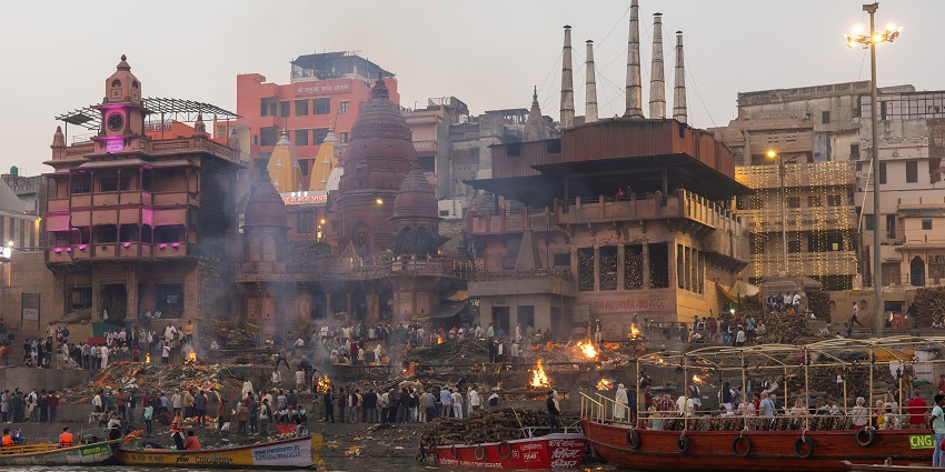 An image of Manikarnika Ghat, one of the best things to do in Varanasi, Uttar Pradesh.