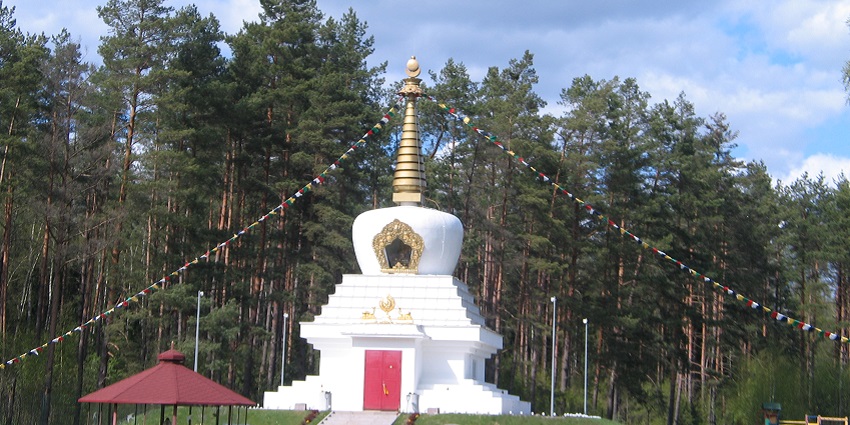 A picture of the majestic Peace Pagoda, which is one of the best Darjeeling picnic places.