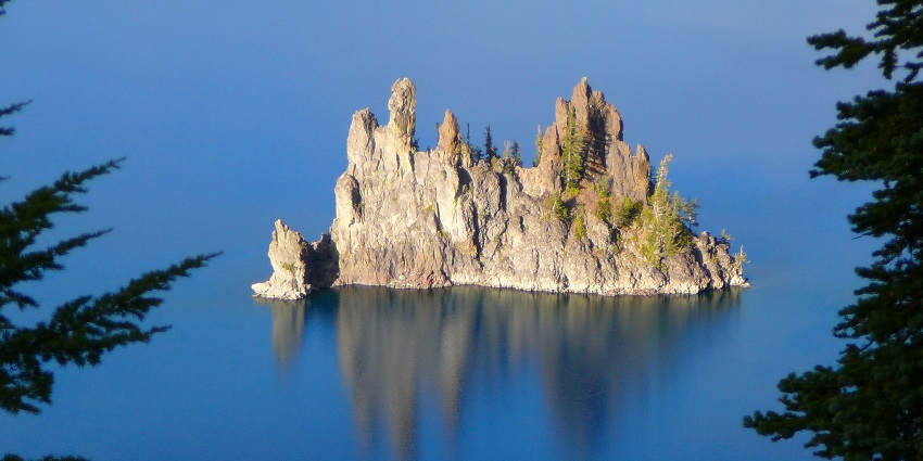 An image showcasing the interesting and beautiful Phantom Ship Overlook, near the National Park