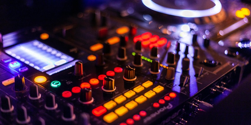 Nightlife in Lebanon is known for its dark ambiance, music, and crowd.