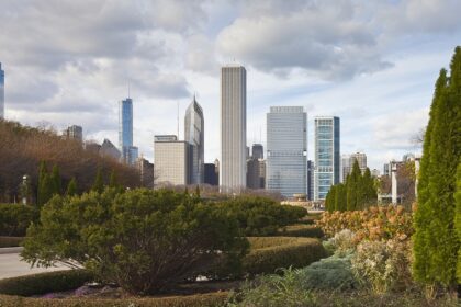 Chicago’s Skyline vom displaying the Chicago Blackhawks’s Logo from the Lawn of Grant Park.