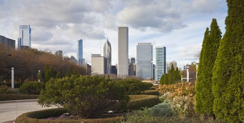 Chicago’s Skyline vom displaying the Chicago Blackhawks’s Logo from the Lawn of Grant Park.