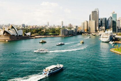 A detailed guide to the 10 places to visit in Sydney which has plenty of attractions.