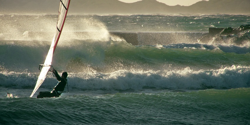 Popular beach with sports areas, picnic spots, and sunsets.