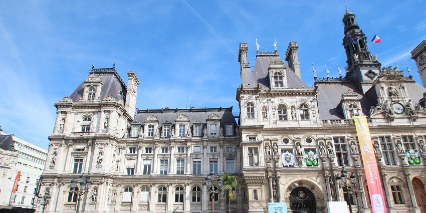 Central beach with vibrant atmosphere and nearby city attractions.