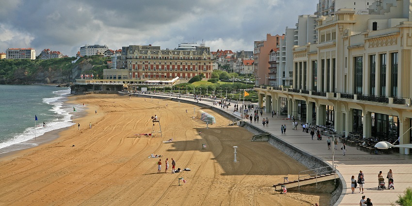 Spacious beach ideal for surfing and family-friendly activities.