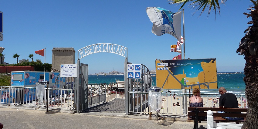 The entrance of the beach near the city centre, is ideal for swimming.
