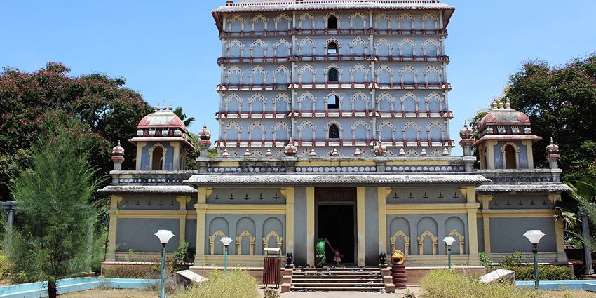 Poompuhar, rich in Chola history, art, and Sangam-era heritage, is one of the places to visit near Kumbakonam.