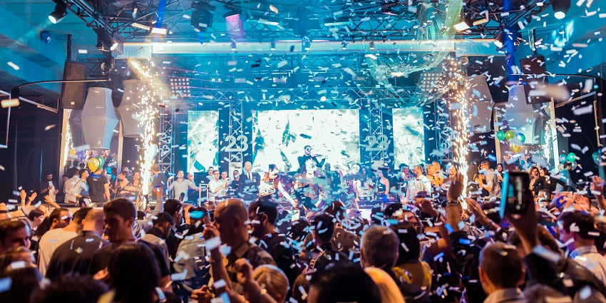 Upscale Club offers a luxurious nightlife experience with international artists.