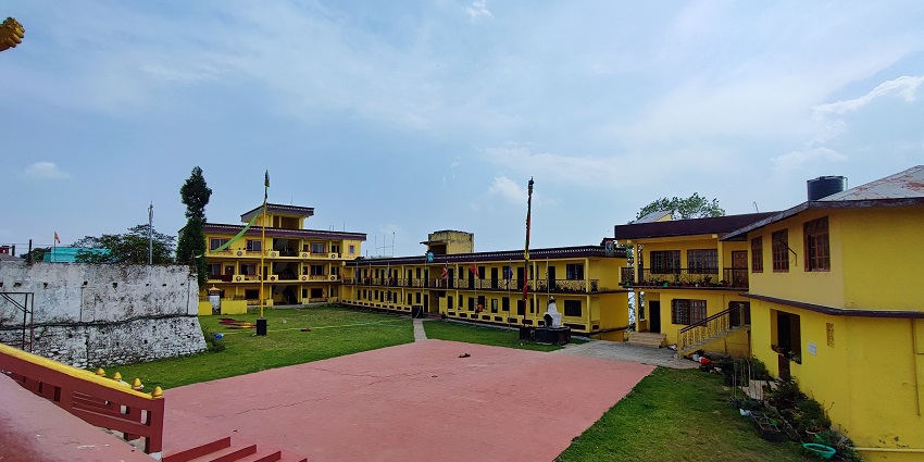 An image of a peaceful view outside the Durpin Monastery with a crystal clear blue sky.