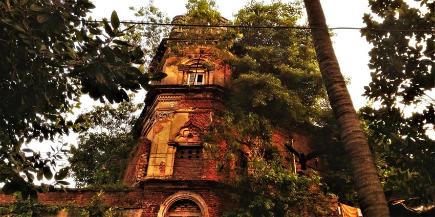 A frontal view of a creepy historical building in Kolkata with an eerie ambience