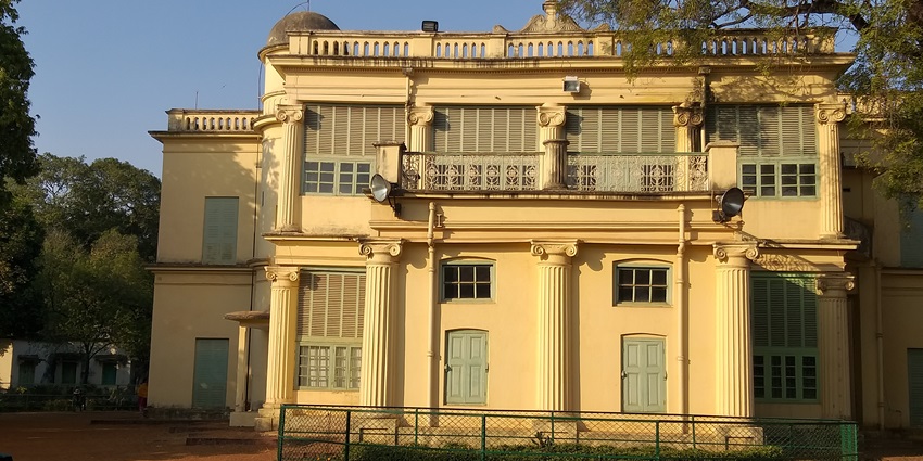 An image of the luxurious Shantiniketan Bari of Rabindranath Tagore in Bolpur.