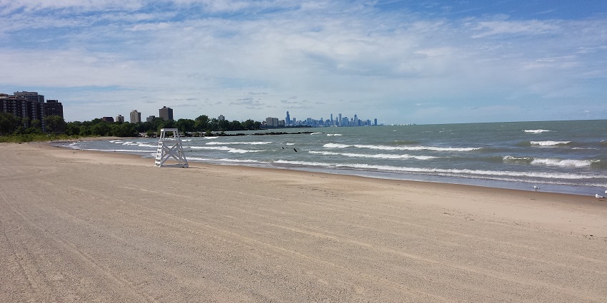 An image of the stretches of Rainbow Beach Park, amongst the famous beaches in Chicago.
