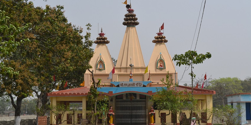 An image of Shri Ram Janaki Mandir gate in Kanpur with a fence at the entrance.