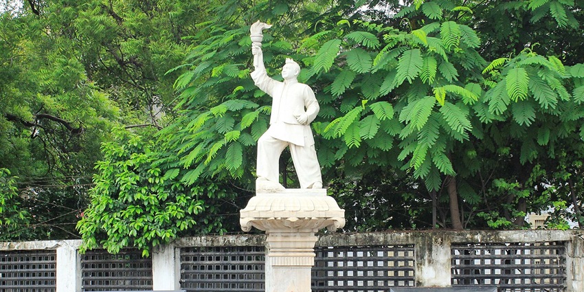 Shahid Smarak memorial statue honoring Mahagujarat movement martyrs in outdoor plaza